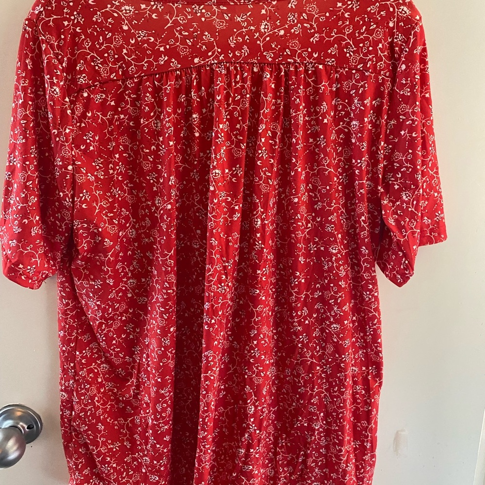 3/4 sleeve summer top. Poly/spandex blend. Material has a bit of a shine to it.